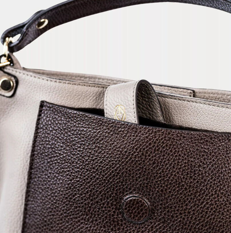 FAVOURITE Messenger Tasche taupe Kalbsleder
