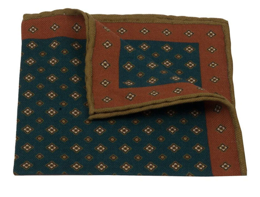 HANDROLLIERTES EINSTECKTUCH AUS WOLLE MIT GEOMETRISCHEM MUSTER