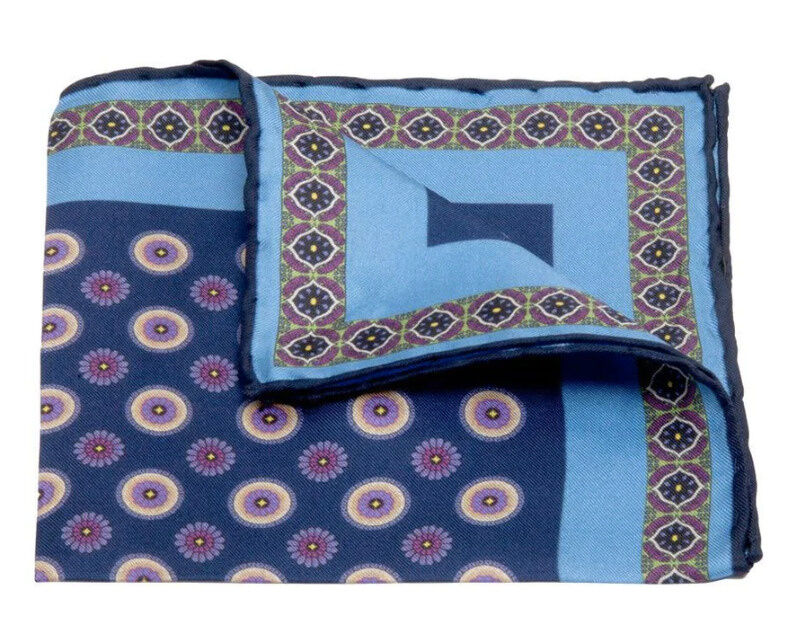 HANDROLLIERTES EINSTECKTUCH AUS SEIDEN-TWILL MIT BLÜTEN-MUSTER