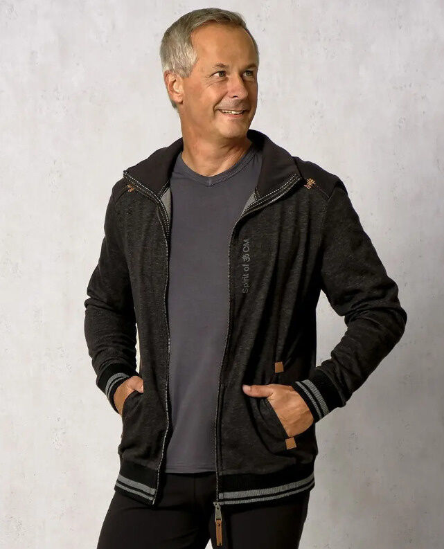 7e9175b6bf5570607f790c0ad551386378c0a80f_MS_0009288_004_image_4_63f5d31fad355 Sweatjacke men schwarz-melange mit Stehkragen