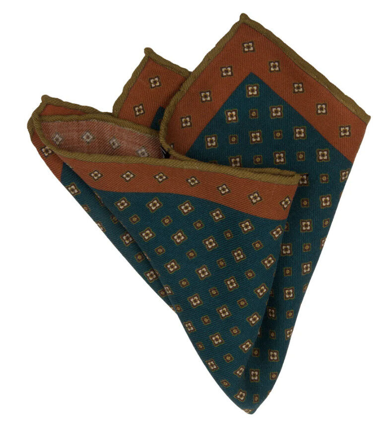 HANDROLLIERTES EINSTECKTUCH AUS WOLLE MIT GEOMETRISCHEM MUSTER