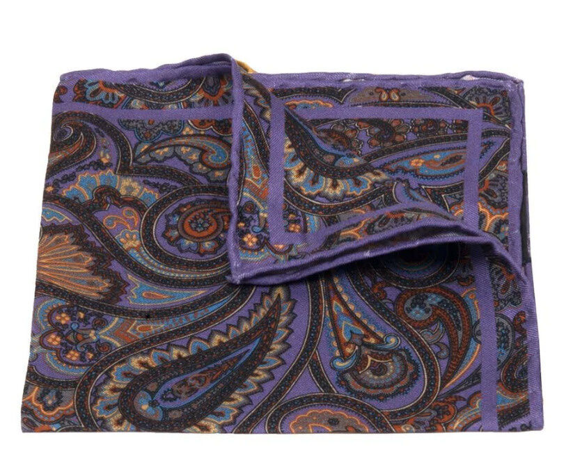 HANDROLLIERTES EINSTECKTUCH AUS SEIDEN-TWILL MIT PAISLEY-MUSTER