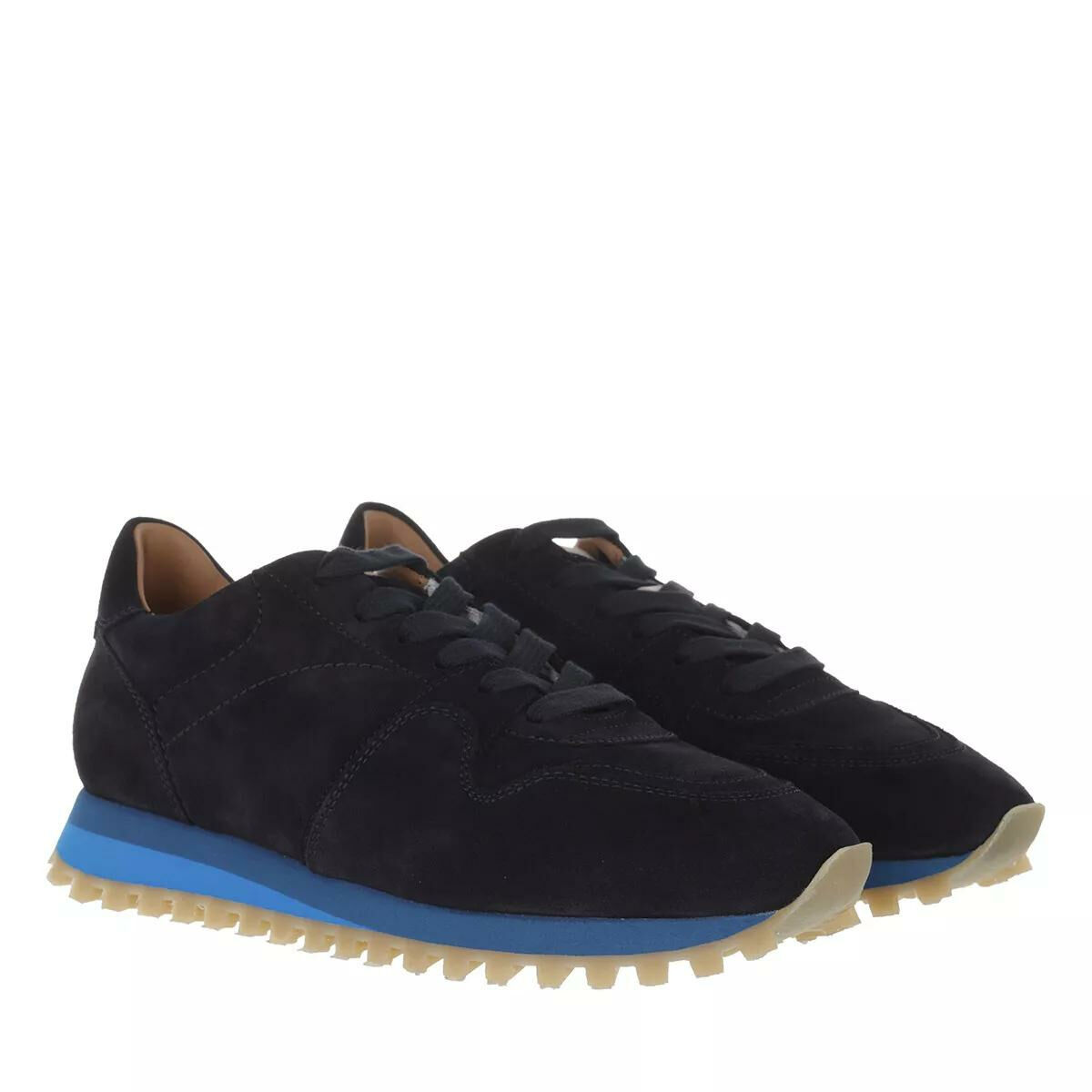 Closed Low-Top Sneaker